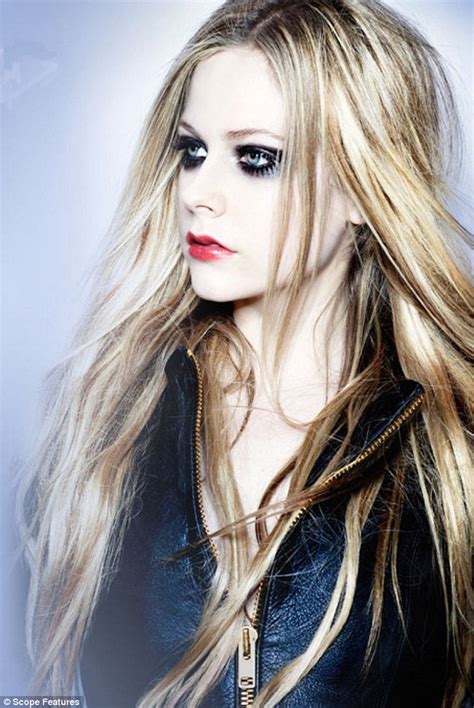 Avril Lavigne Naked (34 Photos)